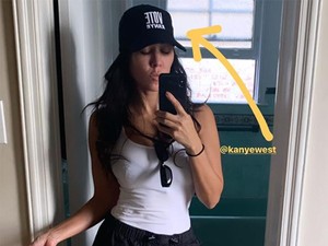 Pakai Topi Bertulisan Vote Kanye, Kourtney Kardashian Disebut Mengerikan