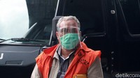 Dua tersangka tersebut disangkakan melanggar Pasal 2 ayat (1) atau Pasal 3 Undang Undang Nomor 31 Tahun 1999 sebagaimana telah diubah dengan Undang Undang Nomor 20 Tahun 2001 tentang Pemberantasan Tindak Pidana Korupsi juncto Pasal 55 ayat (1) ke-1 KUHP.