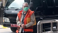 Pejabat Pembuat Komitmen Pembangunan Jembatan Waterfront Dinas Bina Marga dan Pengairan Kabupaten Kampar, Provinsi Riau, Adnan, tiba di Gedung KPK Jakarta, Senin (19/10/2020) untuk menjalani pemeriksaan.