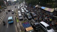 Ribuan kendaraan terjebak di kemacetan.