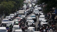 Dengan dilonggarkannya beberapa aturan PSBB membuat masyarakat kembali beraktivitas dan kembali timbul kemacetan di jalan ibu kota.