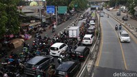 Kendaraan mengular kurang lebih 4 km.
