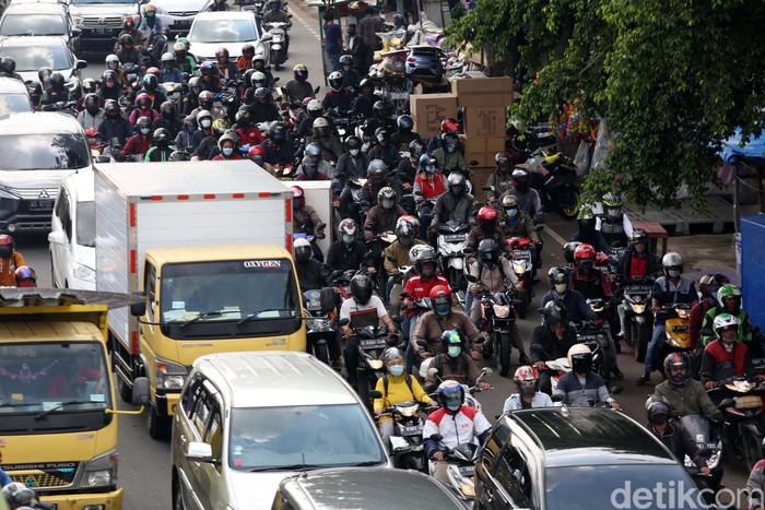 Dilonggarkannya aturan PSBB membuat masyarakat kembali beraktivitas. Kamacetan pun kembali terjadi, seperti terlihat di Jalan Basuki Rachmat, Jaktim, Senin (19/10).
