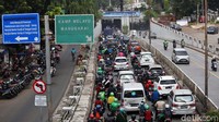  Tampak pengendara motor pun pasrah dengan kemacetan.
