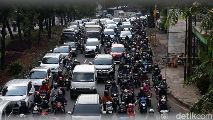 Macet Kembali Sapa Jakarta Dilonggarkannya aturan PSBB membuat masyarakat kembali beraktivitas. Kamacetan pun kembali terjadi, seperti terlihat di Jalan Basuki Rachmat, Jaktim, Senin (19/10).