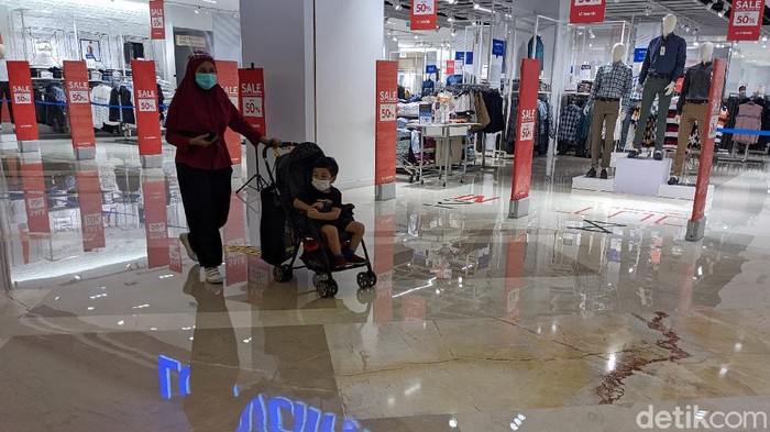 Mal Bertahan di Masa Pandemi Para pengusaha mal menyiapkan beberapa strategi untuk bertahan di tengah pandemi. Mal bertahan dengan konsep baru yakni dari ritel menjadi penghubung (hub).