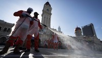 Petugas menyemprotan disinfektan di Merdeka Square, Kuala Lumpur, Malaysia, 17 Oktober lalu.