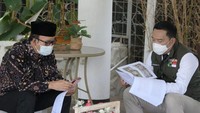 Desain masjid itu sudah membetot perhatian warganet setelah diunggah oleh Kang Emil, sapaan karib Ridwan Kamil, lewat Twitter dan Instagram.