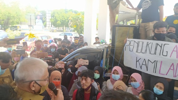 Massa dari siswa dan alumni SMAN 9 Kendari menggeruduk Kantor Disdikbud Sultra (Sitti-detikcom).
