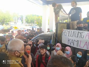 Kasus Dugaan Kepsek Cabul, Alumni-Siswa SMAN 9 Kendari Geruduk Kantor Disdik