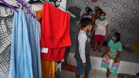 Warga binaan beraktivitas di Lembaga Pemasyarakatan (Lapas) Perempuan Kelas IIA Pekanbaru, Riau.