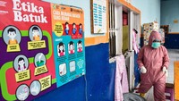 Berawal dari satu petugas yang terkonfirmasi COVID-19 pada September 2020, Virus Corona jenis baru itu menyebar dengan cepat di Lapas Perempuan Pekanbaru.