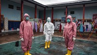Setiap petugas Lapas kini wajib mengenakan alat pelindung diri (APD) lengkap ketika bertugas, mulai dari baju hazmat, masker hingga perisai muka dari plastik.