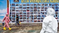 Sementara itu, berdasarkan data Ditjen Pemasyarakatan Kementerian Hukum dan HAM, hingga awal Oktober sudah ada 124 penghuni Lapas dan Rumah Tahanan Negara (Rutan) yang terkonfirmasi positif COVID-19 di Indonesia. Salah satu lokasinya di Lapas Perempuan Pekanbaru dan jumlahnya diyakini akan bertambah karena baru sebagian dari 319 warga binaan di tempat itu yang sudah menjalani uji usap atau swab test.