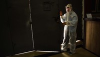 Sebagai langkah antisipasi untuk menekan penyebaran virus, pihak Lapas Perempuan memisahkan napi yang sakit ke enam ruangan terpisah yang kini khusus jadi tempat isolasi mandiri. Di sel berukuran 4 x 5 meter itu setiap napi wajib mengenakan masker dan dipantau kondisi kesehatannya.
