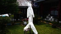 Jumlah tenaga kesehatan di Lapas itu sangat terbatas, belum lagi persediaan APD dan obat yang menipis. Petugas terpaksa harus mengenakan hazmat berulang-ulang, dengan cara dijemur setelah selesai dikenakan.