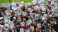 Pemberlakuan dekrit darurat yang melarang demonstrasi semacam itu telah dikeluarkan oleh pemerintah Thailand sebagai upaya untuk menekan demonstrasi yang sebagian besar berjalan damai dengan menjadikan monarki sebagai target. AP Photo/Sakchai Lalit.