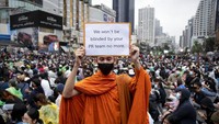 Meski telah dikeluarkan dekrit darurat yang melarang demonstrasi, para demonstran tetap turun ke jalan di kawasan Bangkok. AP Photo/Gemunu Amarasinghe.