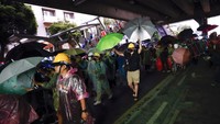 Dalam upaya untuk menjaga perdamaian dan ketertiban, pemerintah Thailand telah mengeluarkan dekrit darurat yang melarang pertemuan besar, membatasi kelompok maksimal empat orang. AP Photo/Sakchai Lalit.