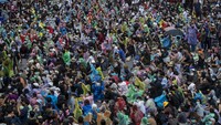 Penampakan ratusan demonstran yang turun ke jalan saat ikut serta dalam aksi unjuk rasa di Bangkok, Thailand, pada akhir pekan lalu. AP Photo/Gemunu Amarasinghe.