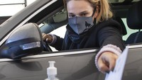Guna mencegah penyebaran virus Corona, layanan pemungutan suara drive in pun disediakan.