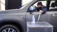 Warga yang hendak memberikan suaranya pun diwajibkan untuk menggunakan masker saat menuju ke lokasi pemungutan suara drive in tersebut.