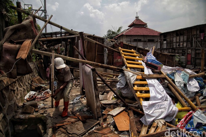 Melihat yang Tersisa dari Kampung Bayam Sejumlah warga membongkar rumahnya di kawasan Kampung Bayam, Papanggo, Jakarta Utara, Senin (19/10/2020).