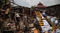 Sejumlah warga membongkar rumahnya di kawasan Kampung Bayam, Papanggo, Jakarta Utara, Senin (19/10/2020).  