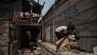 Beberapa warga mengaku mereka mendapatkan uang kompensasi senilai Rp 20 juta - Rp 45 juta untuk satu unit rumah tergantung dari luas bangunan.   