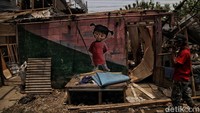 Namun masih ada beberapa warga yang masih menunggu negosiasi harga kompensasi sehingga rumahnya belum dihancurkan sampai waktu yang ditentukan.   
