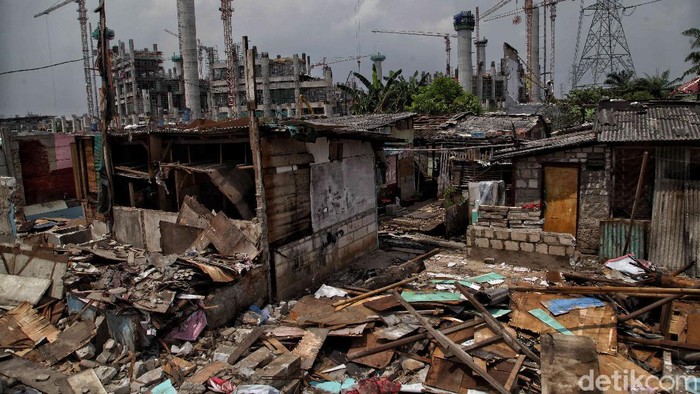 Sejumlah warga membongkar rumahnya di kawasan Kampung Bayam, Papanggo, Jakarta Utara, Senin (19/10/2020).