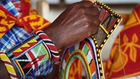 Sehari-hari warga lokal menjajakan dagangannya kepada turis yang berduyun-duyun ke Maasai Mara. Mereka datang untuk bersafari melihat migrasi hewan terbesar di bumi.