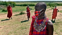 Penurunan permintaan safari telah menempatkan 2,5 juta pekerjaan di bidang pariwisata Kenya dalam bahaya. Banyak di antaranya milik Maasai sendiri, suku yang dikenal di seluruh dunia karena tradisi dan pakaian berwarna-warni