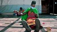 Perbedaan lain dirasakan Nadutari Tingisha. Ia biasanya membuat perhiasan manik-manik dan itu jadi satu-satunya pekerjaan yang pernah dikenalnya. Namun tahun ini pelanggannya sangat sedikit.