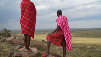Suku Maasai juga memiliki sebagian besar wilayah Maasai Mara. Mereka yang sering menyewakan tanah tersebut kepada pihak konservasi yang menjalankan cagar alam dan safari migrasi besar hewan. Pada 2019, 15.000 pemilik tanah Maasai mampu mendapatkan lebih dari USD 7,5 juta sebagai pembayaran sewa.