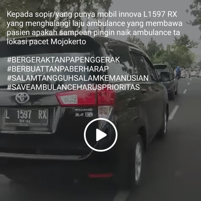 Video mobil Toyota Kijang Innova menghalangi laju ambulans di kawasan wisata Pacet, Kabupaten Mojokerto, viral di medsos. Padahal ambulans tersebut sedang terburu-buru mengevakuasi 2 korban kecelakaan ke rumah sakit.