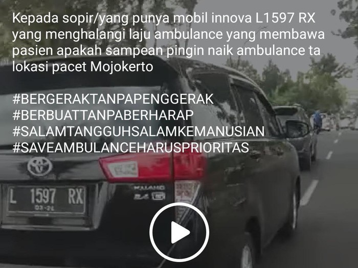 Video mobil Toyota Kijang Innova menghalangi laju ambulans di kawasan wisata Pacet, Kabupaten Mojokerto, viral di medsos. Padahal ambulans tersebut sedang terburu-buru mengevakuasi 2 korban kecelakaan ke rumah sakit.