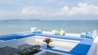 Satu lagi ada vila dengan lima kamar tidur yang memiliki konsep minimalis namun mewah. Ada juga tempat buat bersantai sambil melihat keindahan laut. (Montigo resort)