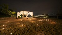 Untuk makan malam, ada private dining dengan pemandangan resor yang indah dengan lilin-lilin yang dinyalakan di atas pasir pantai. (Montigo resort)