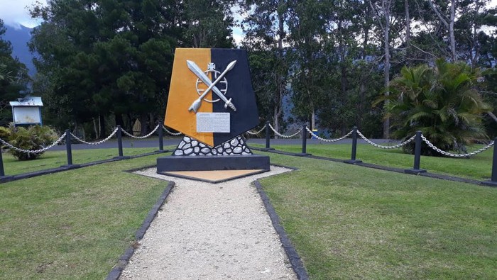 Monumen Jenderal Mac Arthur di Ifar Gunung, Sentani. Jenderal Mac Arthur merupakan pimpinan pasukan AS saat perang dunia kedua melawan Jepang. Monumen Jenderal Mac Arthur di Ifar Gunung, Sentani. Jenderal Mac Arthur merupakan pimpinan pasukan AS saat perang dunia kedua melawan Jepang.
