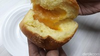 Sedangkan roti bluder varian srikaya terasa manis creamy, namun manisnya tak bikin eneg.
