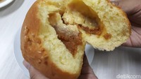 Roti bluder juga tak kalah enak. Varian kacang keju dibuat dari selai kacang yang creamy dan keju yang gurih. Harganya sekitar Rp 12 ribu.