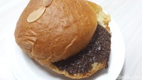 Roti semir isi cokelat hazelnut ini terasa mirip Nutella, namun tak terlalu pekat. Bisa jadi varian favorit pencinta roti cokelat kacang.