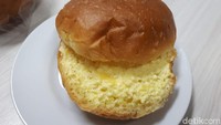 Lalu ada juga roti semir yang bentuknya mirip bun burger. Harganya Rp 12 ribu per buah. Varian original berisi butter spread yang gurih manis.
