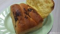 Bakery ini berawal dari toko roti Moro Seneng di Muntilan, Jawa Tengah. Sang cucu lantas ingin membuat roti jadul dengan konsep kekinian lewat Moro Baksehop. Semua rotinya bisa dipesan online.