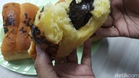 Salah satu menu andalannya adalah roti sobek ukuran loaf. Harganya sekitar Rp 70 ribu dengan isian cokelat dan keju yang royal.