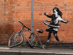 Hiks... Mural Banksy soal Anak Kecil Lagi Main Hulahop Dirusak di Inggris
