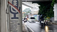 Mural tersebut pun dibuat sebagai bentuk kekecewaan masyarakat atas disahkannya omnibus law UU Cipta Kerja.