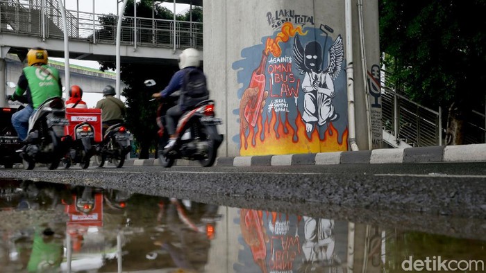Mural Tolak Omnibus Law Hiasi Sudut Ibu Kota Mural bertema menolak disahkannya omnibus law UU Cipta Kerja menghiasi kawasan Ciledug, Jakarta. Seperti apa penampakannya?
