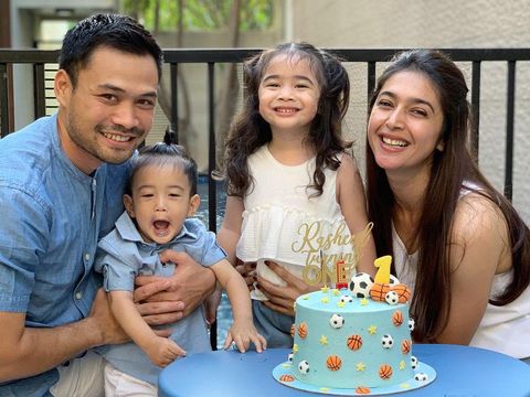 Momen Nabila Syakieb dan keluarga saat merayakan ulang tahun Rasheed yang pertama nih. Bahagia banget ya mereka. (Foto: Instagram @nsyakieb85)